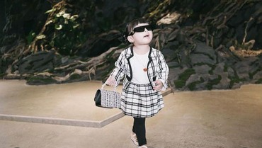 img-title Biaya Sekolah Lebih Mahal dari Rayyanza, 7 Gaya Ameena Tenteng Tas Seharga Puluhan Ribu