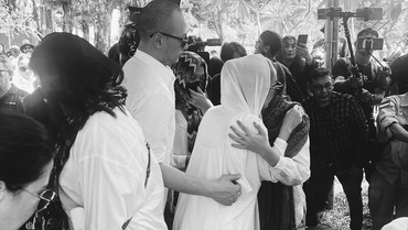 Tiko Aryawardhana Sepupu Bimbim Slank, 6 Momen BCL & Suami Hadiri Pemakaman