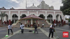 FOTO: Gotong Royong Bersih-bersih Masjid Jelang Ramadan