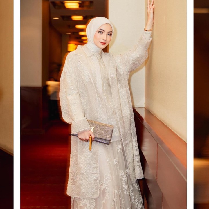 <p>Selain warna hitam, Bunda juga bisa tampil feminin dengan busana Muslimah formal yang satu ini. Citra Kirana terlihat anggun dalam balutan <em>dress</em> brokat dan <em>outer</em> berwarna <em>soft beige.</em> Tampilan ini juga cocok digunakan untuk pesta, lho. (Foto: Instagram @citraciki)</p>