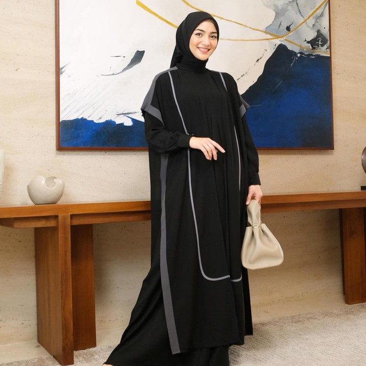 <p>Menyambut bulan Ramadhan dan Idul Fitri, ada berbagai inspirasi busana Muslimah yang modis dari Citra Kirana. Abaya warna hitam seperti yang dipakai Ciki menjadi salah satu busana yang banyak digunakan saat Lebaran. Warna hitam dapat memberi kesan <em>timeless</em> sehingga dapat digunakan di Lebaran kapan saja, terlepas dari tren warna tahun ini. (Foto: Instagram @citraciki)</p>