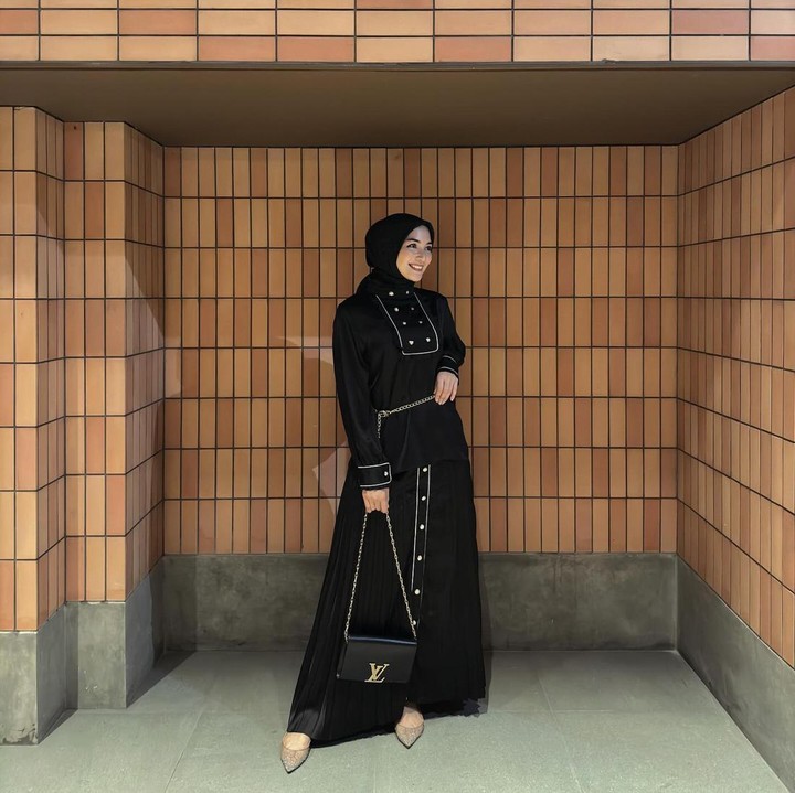 <p>Untuk kesan yang lebih modern, Bunda bisa mengenakan <em>maxi dress</em> seperti Citra Kirana. Berikan sentuhan elegan dengan memakai <em>belt</em> tipis pada bagian pinggang. Padukan bersama<em> pointy shoes</em> untuk sentuhan <em>classy. </em>(Foto: Instagram @citraciki)</p>
