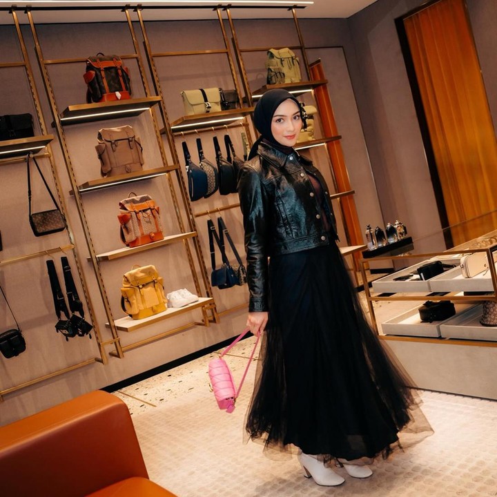 <p>Ada juga padu padan unik ala Citra Kirana yang satu ini. Ia memasang rok tutu nan feminin bersama jaket kulit ala <em>rockstar.</em> Kombinasi ini sangat cocok dikenakan untuk Bunda yang ingin terlihat seperti anak muda. (Foto: Instagram @citraciki)</p>