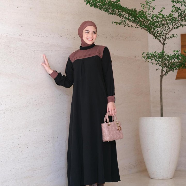<p>Kombinasi dua warna berbeda pada busana bisa memberi sentuhan manis. Seperti Ciki, Bunda bisa mengenakan gamis<em> two tone</em> dengan hijab dan sepatu favorit. Kali ini, Ciki memadukan warna hitam dan cokelat. (Foto: Instagram @citraciki)</p>