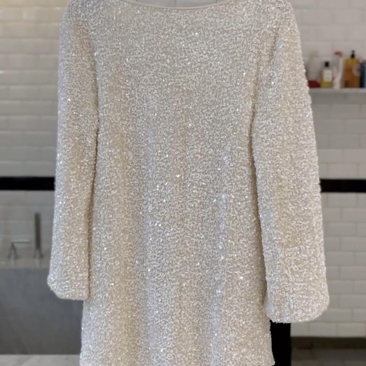 <p>Dalam akun Instagram pribadinya, model dan selebram asal Brasil berusia 26 tahun ini membagikan persiapannya untuk pesta gender reveal. Sebelum memulai acara, Vanessa sudah menyiapkan dress berwarna <em>off-white</em> dengan glitter dan pita di bagian belakang. (Foto: Instagram/vanessaaiskandar).</p>