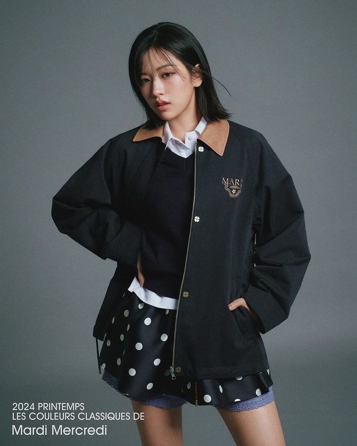 Di sisi lain, Ahn Yu Jin juga mencoba gaya klasik ala old money dengan mengenakan kemeja putih yang dibalut oleh rompi dan jaket hitam serta mini skirt bermotif polkadot./ Foto: instagram.com/mardi_mercredi_official