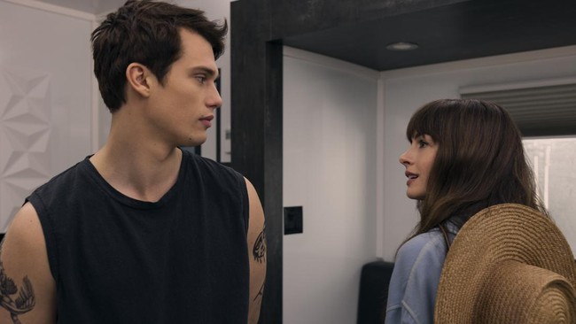 Anne Hathaway beber adegan romantis favorit bersama Nicholas Galitzine dalam The Idea of You, film terbaru yang tayang 2 Mei.