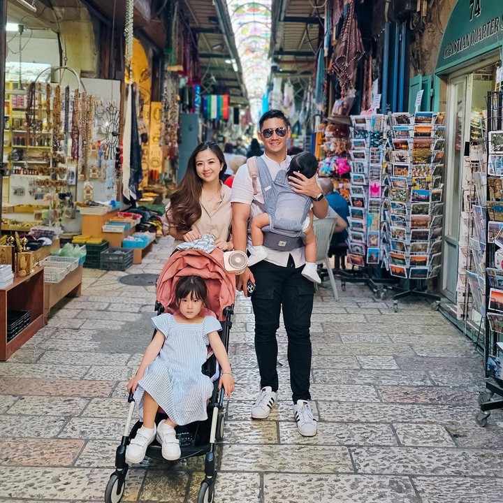 <p>Di sela-sela kesibukan, Franda dan Samuel juga kerap mengajak kedua anaknya pergi berlibur hingga ke luar negeri, lho. Meski sudah jadi Bunda dua anak, penampilan Franda masih menuai pujian dari warganet. "Awet muda banget mamanya," kata akun @risma_anggrae**** (Foto: Instagram @frandaaa87)</p>