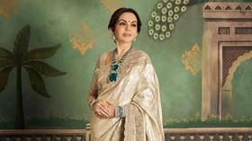 FOTO: Gaya Bertabur Zamrud Ratusan Miliar ala Nita Ambani