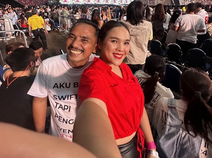 Viral Suami Pakai Baju Unik di Konser Taylor Swift Demi Istri, Ada Kisah Manis di Baliknya