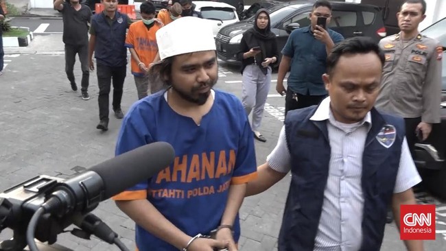 Paranormal dan influencer Samsudin Jadab alias Gus Samsudin divonis bebas dalam kasus video aliran sesat yang membolehkan tukar pasangan.