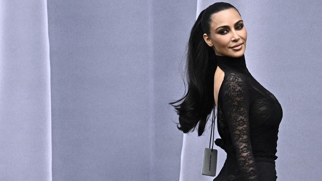 Kehadiran Kim Kardashian di show Balenciaga Paris Fashion Week jadi pembicaraan warganet. Kim dianggap lupa melepas label harga gaun yang dipakainya.