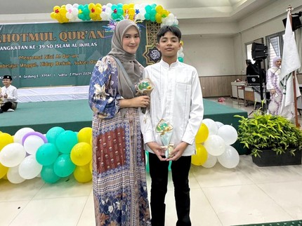 Terharu! Istri Tommy Kurniawan Peluk Putra Sambungnya saat Khotmil Qur'an di Sekolah