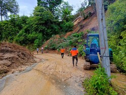 Longsor Sempat Tutup Jalan Penghubung di OKU, Pengendara Diimbau Waspada