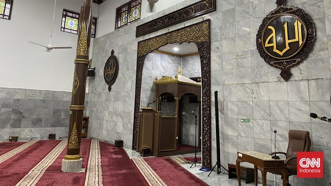 Masjid Jami At-Taibin seolah oase di tengah himpitan gedung bertingkat Segitiga Senen, Jakpus. Pernah menjadi basis perjuangan kemerdekaan RI.