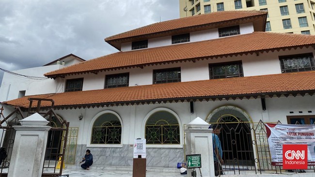 Masjid Jami At-Taibin seolah oase di tengah himpitan gedung bertingkat Segitiga Senen, Jakpus. Pernah menjadi basis perjuangan kemerdekaan RI.