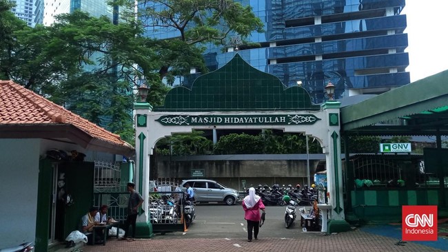 Masjid Hidayatullah yang berdiri sejak 1747 di Setiabudi Jaksel sempat mengalami masa sulit pada 1980an, ketika didesak  digusur demi pembangunan gedung.