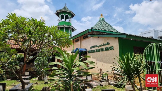 Masjid Kalipasir di pinggir sungai Cisadane bukan hanya menjadi yang tertua di Tangerang, dia juga saksi sejarah perkembangan Islam di Kota Benteng itu.