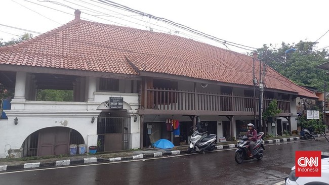 Langgar Tinggi di Pekojan, Jakarta Barat, sudah ada sejak 1829 Masehi, dibangun saudagar dari Yaman yang berdagang dan berdakwah di Nusantara.