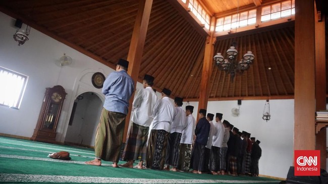 Dusun Mlangi di Sleman dikenal sebagai salah satu kawasan religius sejak berabad-abad lalu, dan juga jadi tanda patok kesultanan Yogyakarta.