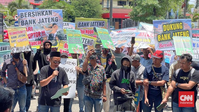 Massa Aliansi Masyarakat Jawa Tengah menggelar demonstrasi meminta proses hukum dijalankan terkait dugaan penerimaan gratifikasi oleh Ganjar Pranowo.