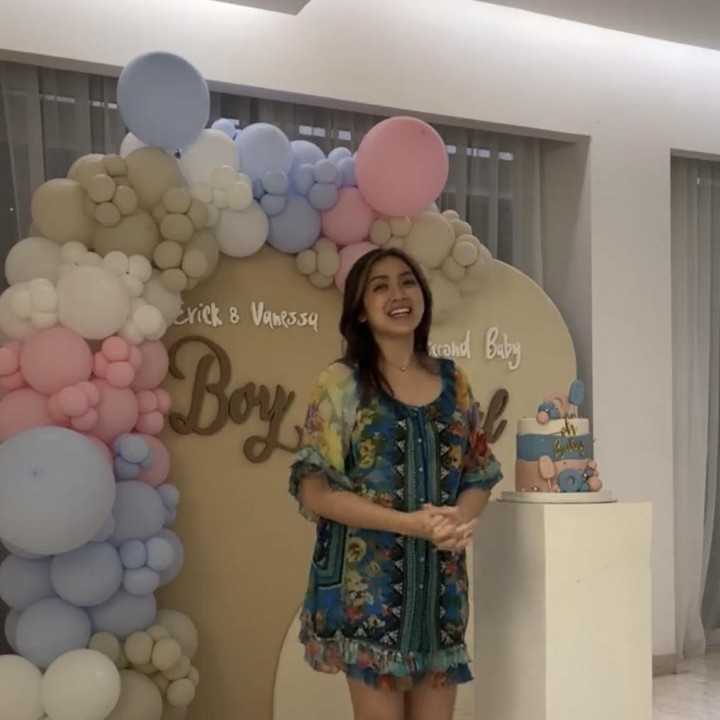 <p>Menjadi saudara yang suportif, acara ini juga dihadiri oleh adik dari Erick, yaitu aktris dan model, Jessica Iskandar. Rupanya, Jessica yang biasa disapa dengan Jedar ini menjadi pembawa acara untuk pesta tersebut. (Foto: Instagram/vanessaaiskandar).</p>