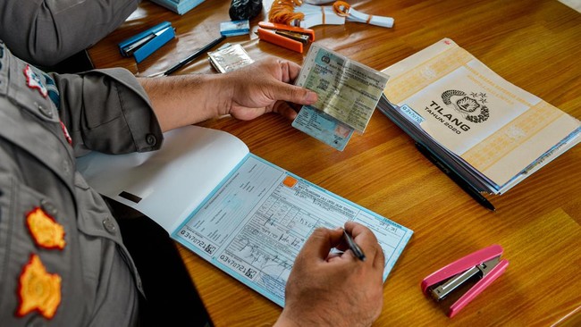 Surat tilang merah diberikan untuk pengendara kendaraan yang merasa tidak bersalah, sementara surat tilang biru diberikan bila mengakui kesalahan.