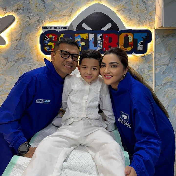 <p>"<em>Alhamdulillah @arsya.hermansyah</em> baru saja sunat. Sempat bingung mau pakai metode apa karena sekarang banyak bangat. Alhamdulillah lancar dan selesai dengan nyaman. Arsya-nya sudah hari kedua malah lompat-lompat main-main, kita-nya yang pada ketakutan. Hanya pada saat disuntik bius lokal dia menangis semenit hehe," tutur Ashanty. (Foto: Instagram: @ashanty_ash)</p>