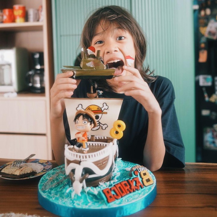 <p>"HAPOTEY BJORKA DIETER MORSCHECK!!!! Ulang tahun ke-8 saya sudah memikirkan hadiah buat Bjorka, kapal otok-otok yang adalah mainan saya ketika kecil, Bjorka hepi dapetin kado ini namun hanya beberapa saat, semuanya hancur karena tanpa koordinasi, bojo ngasih remote control kapal selam kecil, ya jelas hadiah saya kebanting!!!!!" ungkap Ringgo. (Foto: Instagram: @ringgoagus)</p>