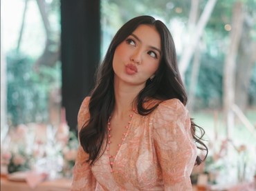 img-title Telah Memasuki Usia Kepala Empat, Raline Shah Tetap Menjaga Kecantikan Wajahnya