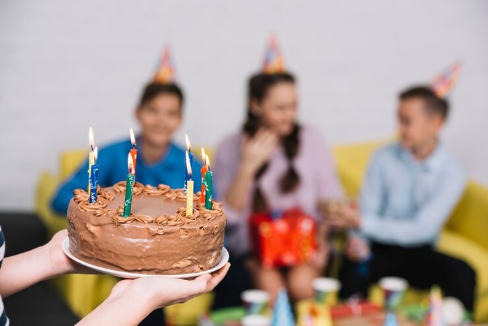 Rayakan ulang tahun 2 kali/ Foto: Freepik.com/freepik Rayakan ulang tahun 2 kali/ Foto: Freepik.com/freepik