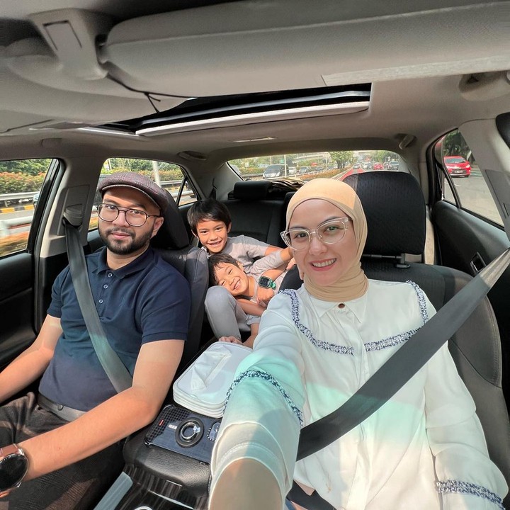 <p>Dari pernikahan itu, Revalina dan Rendy sudah dikaruniai dua orang anak yaitu Rihga Sadiwasakti Rabbani dan Rajendra Satya Razzani. (Foto: Instagram @vatemat)</p>