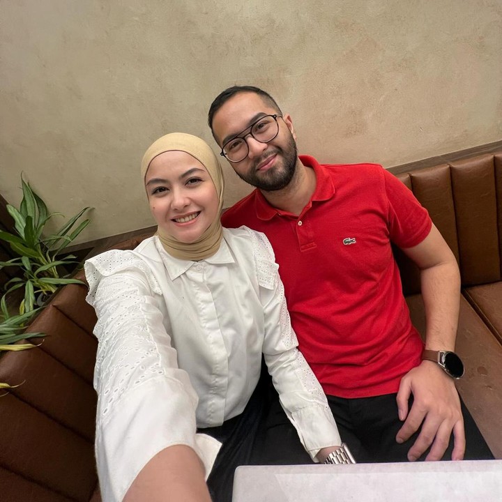 <p>Tahun demi tahun berlalu, keharmonisan rumah tangga Revalina dan Rendy masih sangat terasa. Mereka tampak romantis bak pengantin baru. (Foto: Instagram @vatemat)</p>