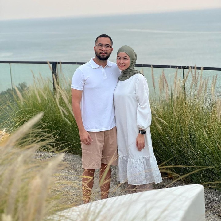<p>Kala itu, pernikahan Revalina dan Rendy digelar secara tertutup dari sorotan media. Mereka menggelar akad nikah yang hanya dihadiri oleh keluarga dan kerabat dekat. (Foto: Instagram @vatemat)</p>