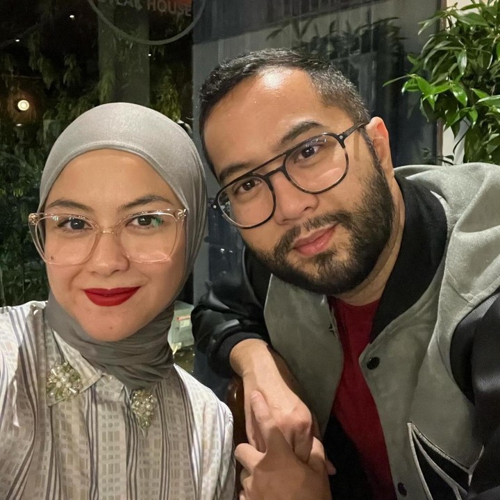 <p>Revalina S Temat hampir 9 tahun menjalani rumah tangga bersama sang suami, Rendy Aditya Gunawan. Mereka menikah di Uluwatu, Bali, pada 15 Maret 2015. (Foto: Instagram @vatemat)</p>