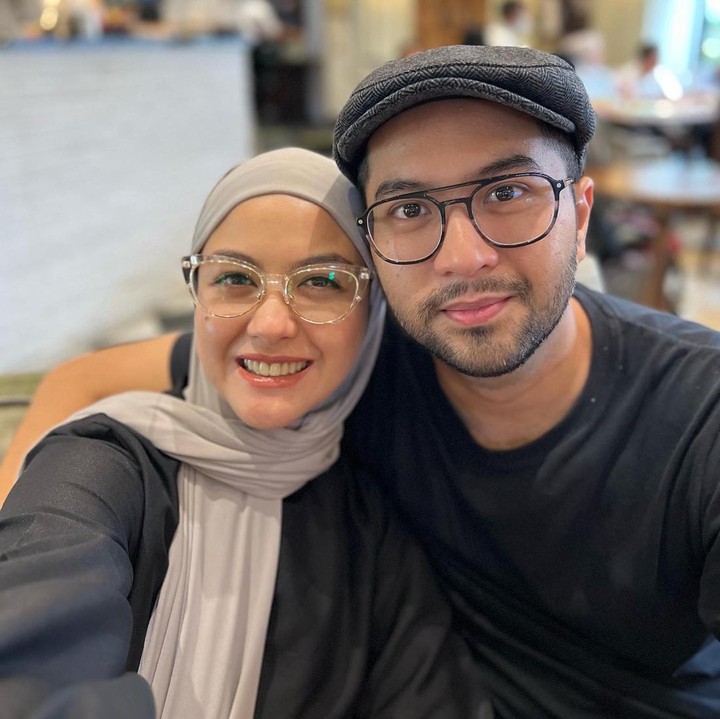 <p>Tak sedikit pula yang menyebut keduanya berwajah mirip, Bunda. "Ini <em>Masya Allah</em>, yang suaminya mirip banget sama Reva cuma brewokan aja," kata @chari****. "<em>Masya Allah</em>, mirip banget suami istri ini, semoga jodoh dunia akhirat ya," sambung @rita**** (Foto: Instagram @vatemat)</p>