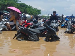 Jabar Hari Ini: Nyawa Nana Melayang Kala Banjir Rendam Cirebon