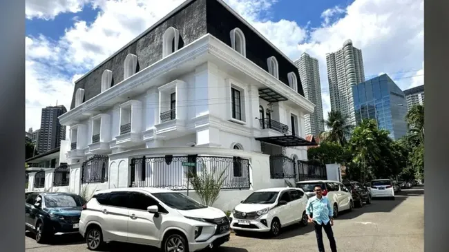 Dapat Tunjangan Rumah Rp50 Juta, Intip 8 Potret Rumah Eko Patrio Megah Seharga Rp150 M