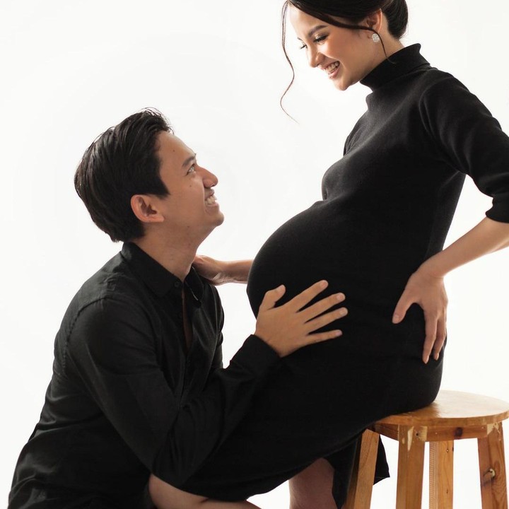 <p>Sebagai calon orang tua baru, Sabrina dan Belva banyak belajar mengenai kehamilan. Sembari menunggu kelahiran anaknya, mereka juga melakukan maternity photoshoot, Bunda. Keduanya tampak kompak dan tersenyum bahagia. "Foto maternity dalam tema kegiatan sehari2," unggahnya. (Foto: Instagram/sabrinaanggraini).</p>