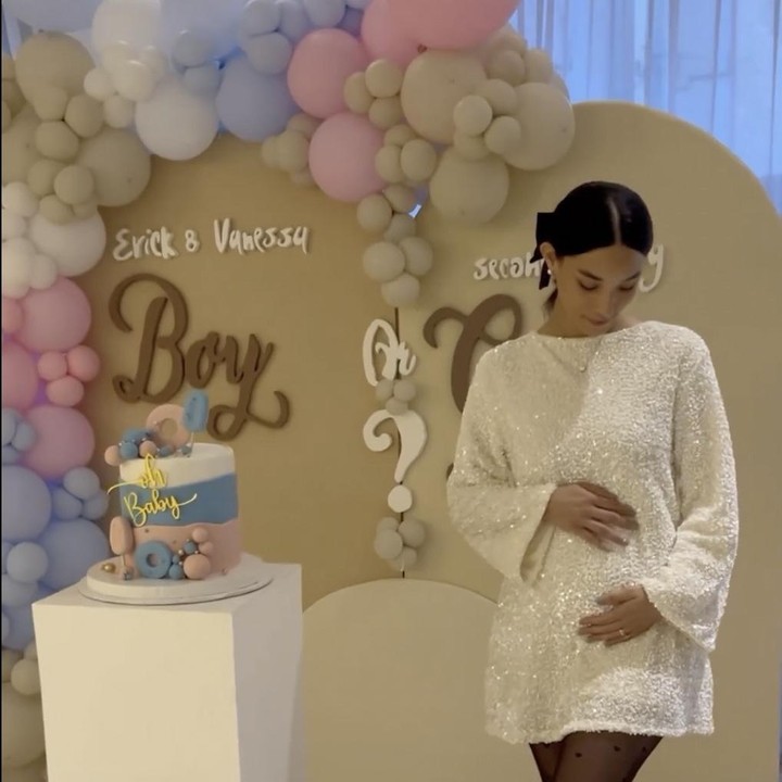 <p>Sebelum acara dimulai, Bunda satu ini berpose di depan kamera. Dikelilingi oleh dekorasi bernuansa merah muda dan biru, Vanessa tersenyum sambil memegang perutnya. Dress yang ia pakai pun membuatnya semakin elegan. (Foto: Instagram/vanessaaiskandar).</p>