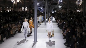 FOTO: Retrospeksi Nicholas Ghesquiere dan Seleb Korea di Show LV
