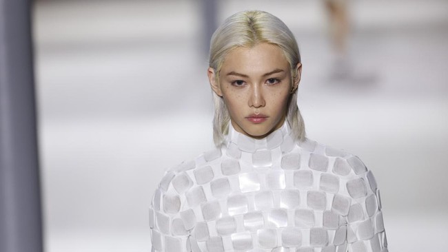 Felix Stray Kids baru saja melakukan debutnya sebagai model runway untuk Louis Vuitton dalam gelaran Paris Fashion Week (PFW) 2024.