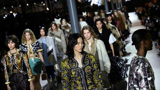 Nicolas Ghesquière merayakan debut koleksi perdananya lebih dari satu dekade lalu di Cour Carrée di Louvre, Paris Fashion Week. 