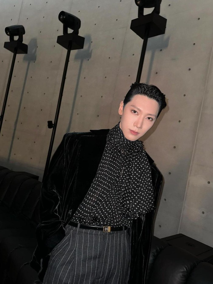 Dalam potret lainnya, Ten menambahkan outer berwarna hitam untuk melengkapi penampilannya./ Foto: instagram.com/tenlee_1001