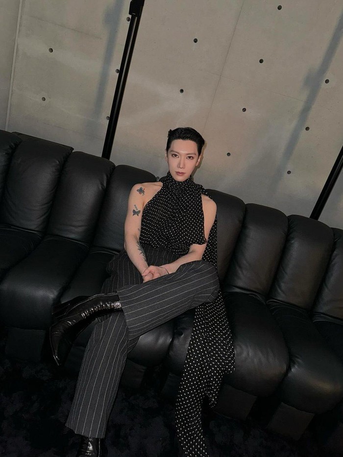 Kali ini, idol K-Pop yang belum lama ini juga debut sebagai penyanyi solo tampil dalam balutan outfit dominan warna hitam dari ujung kepala hingga ujung kaki./ Foto: instagram.com/tenlee_1001