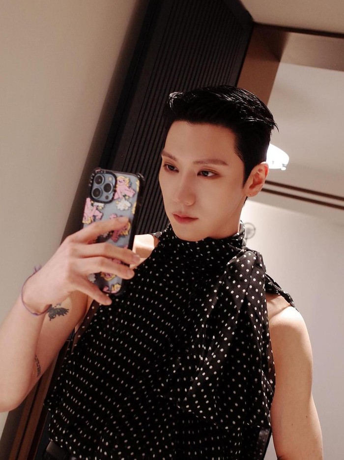 Salah satu fashion item yang menarik perhatian dari penampilan Ten kali ini yakni sleeveless top bermotif polkadot./ Foto: instagram.com/tenlee_1001