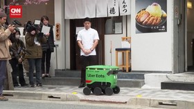VIDEO: Aksi Robot Kurir Makanan Menerabas Trotoar Jepang