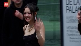 VIDEO: Jennie BLACKPINK dan Penelope Cruz Ramaikan Paris Fashion Week