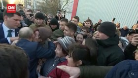 VIDEO: Momen Putin Dipeluk dan Dicium Warga saat Blusukan Kampanye