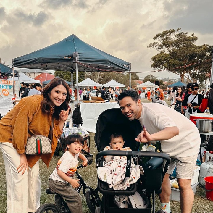 <p>Maria Dyer Achsahinta Sinaga atau yang lebih dikenal dengan Acha Sinaga adalah salah satu selebriti Tanah Air yang tinggal di luar negeri, Bunda. Setelah menikah dengan Andy Ambarita di tahun 2017, mereka mantap meninggalkan Indonesia dan menetap di Australia.(Foto: Instagram @achasinaga dan @andyamb)<br /><br /><br /></p>